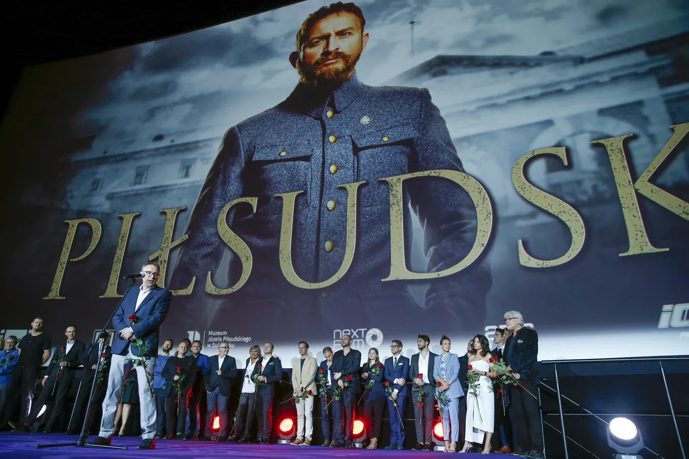Michał Rosa przemawia na premierze filmu "Piłsudski"