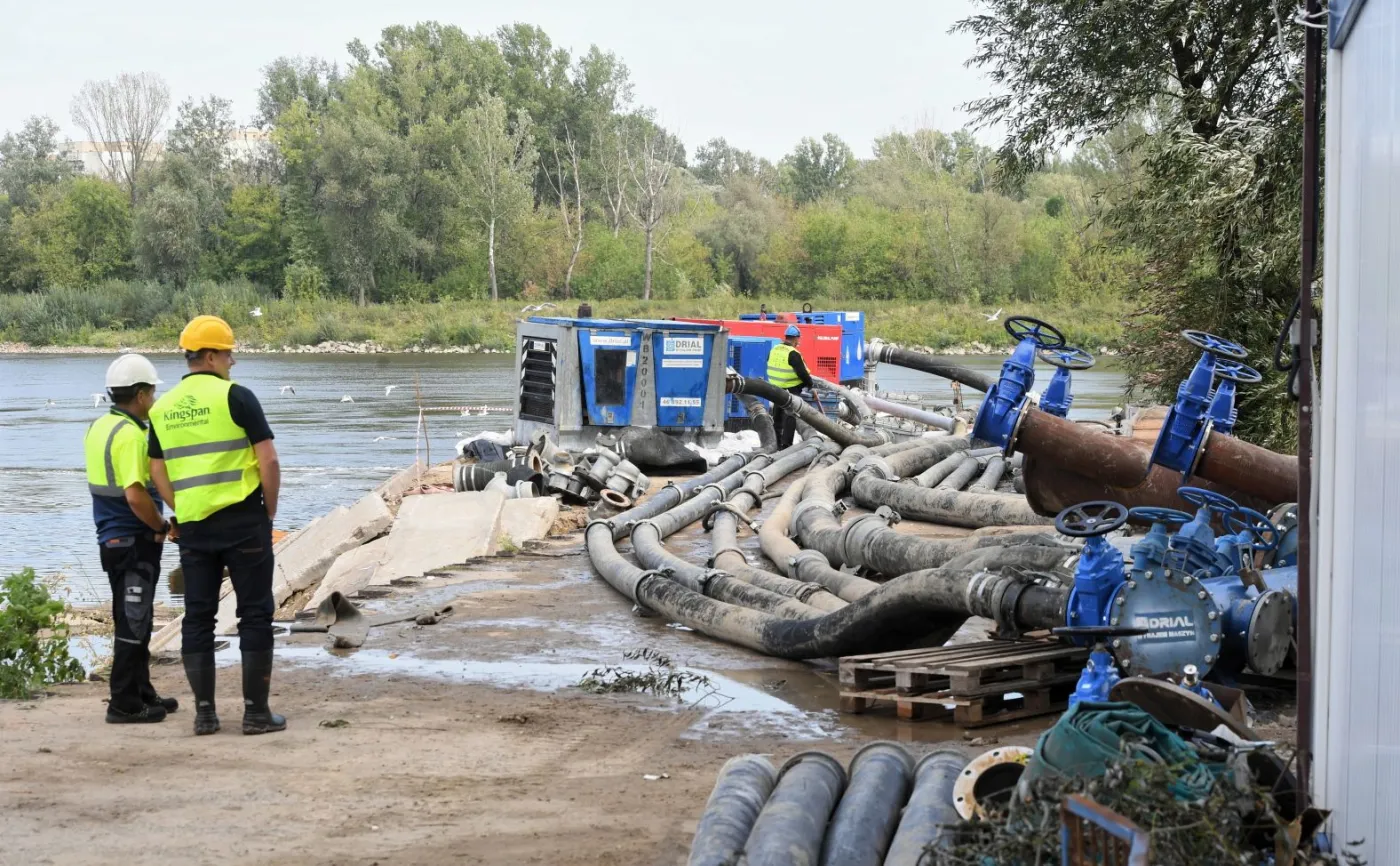 Zbiornik gromadzący ścieki (czerpnia) w pobliżu mostu pontonowego przez Wisłę w Warszawie