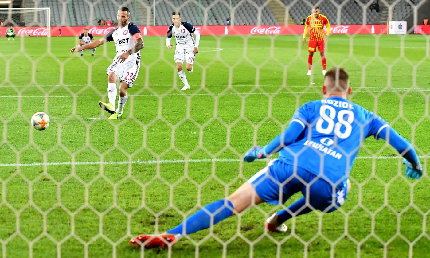 Paweł Brożek strzela gola w meczu z Koroną