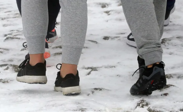 Zima w Tatrach. Śnieg na Kasprowym Wierchu, a turyści w takim obuwiu [ZDJĘCIA]