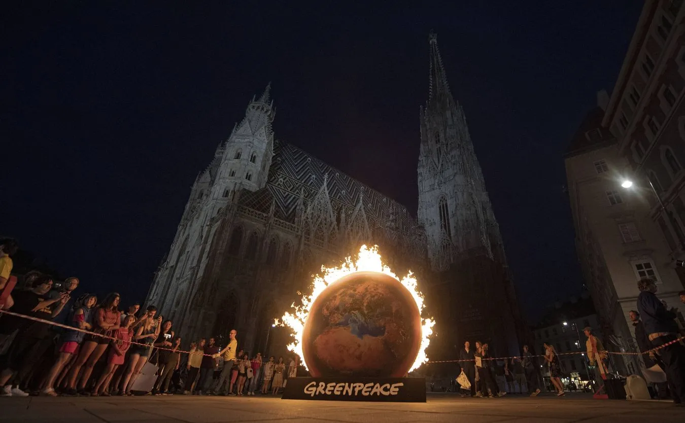 Płonąca kula ziemska przed katedrą w Wiedniu