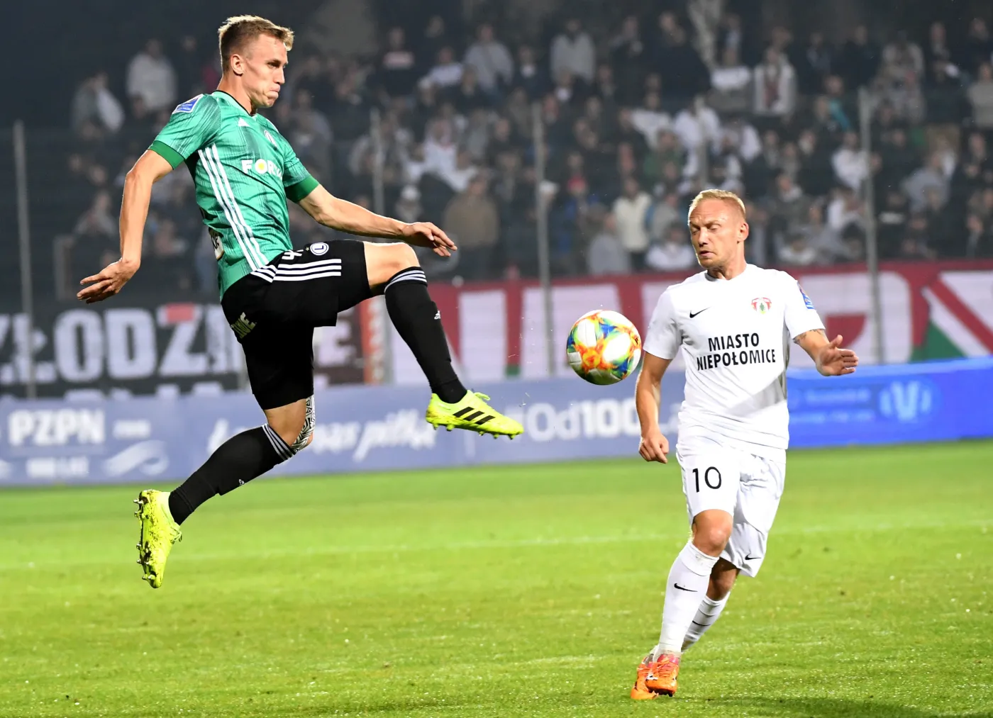 Piłkarz Puszczy Niepołomice Hubert Tomalski (P) i Paweł Stolarski (L) z Legii Warszawa podczas meczu 1/32 finału Pucharu Polski