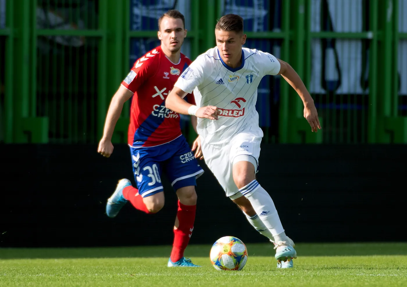 Piłkarz Rakowa Częstochowa Miłosz Szczepański (L) i Damian Rasak (P) z Wisły Płock podczas meczu Ekstraklasy w Bełchatowie