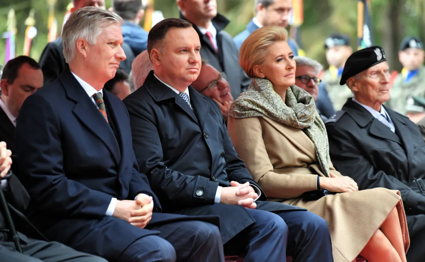 Prezydent Andrzej Duda z małżonką Agatą Kornhauser-Dudą i król Belgów Filip I Koburg podczas uroczystości upamiętniających 75-lecie wyzwolenia Flandrii przez I Polską Dywizję Pancerną Generała Stanisława Maczka