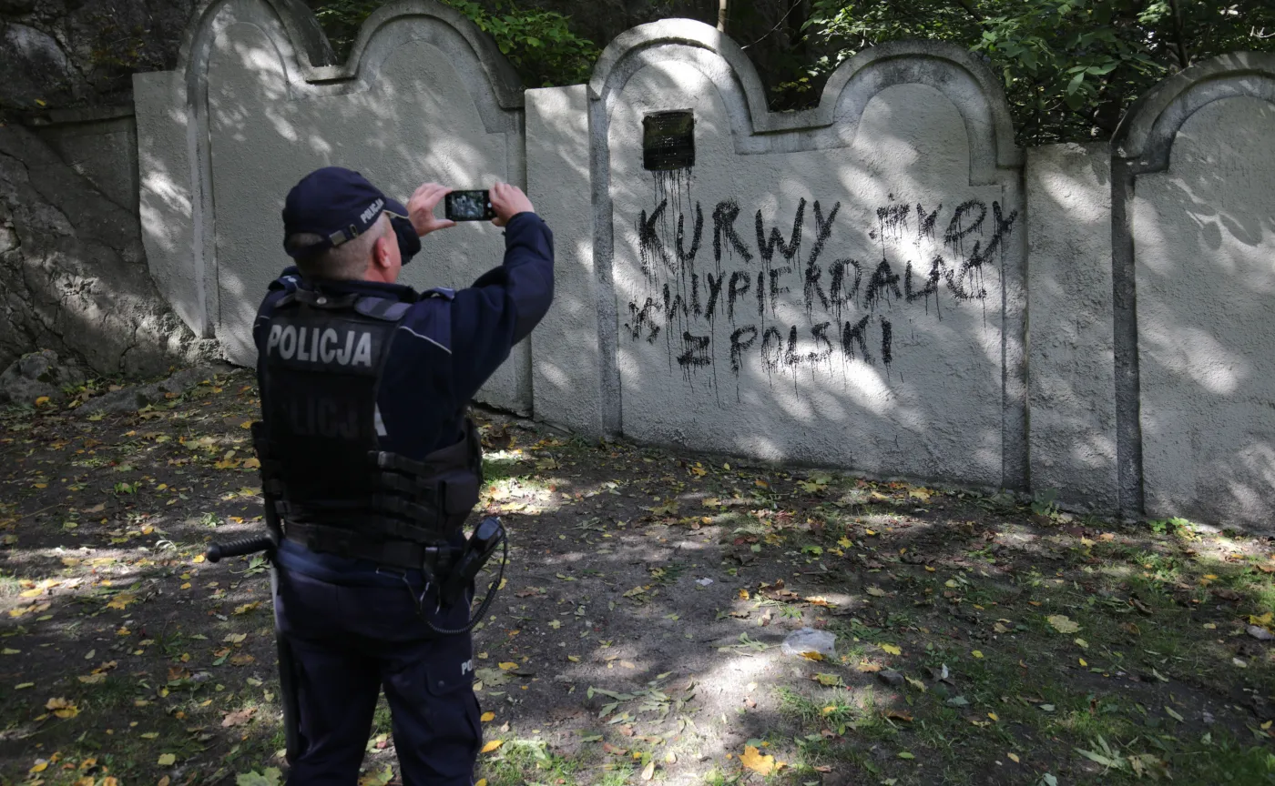 Antysemicki napis na murze dawnego getta żydowskiego w Krakowie