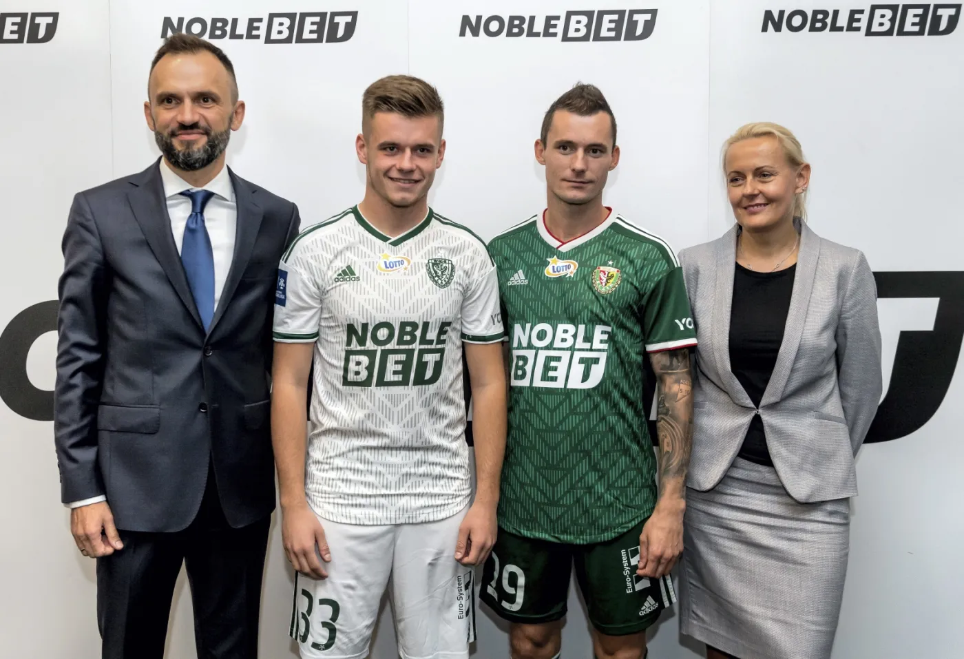 Od lewej: prezes Zarządu WKS Śląsk Wrocław S.A. Piotr Waśniewski, piłkarze - Adrian Łyszczarz i Krzysztof Mączyński oraz prezes NobleBet Agnieszka Wójtowicz podczas prezentacji głównego sponsora drużyny piłkarskiej Ekstraklasy, na Stadionie Miejskim