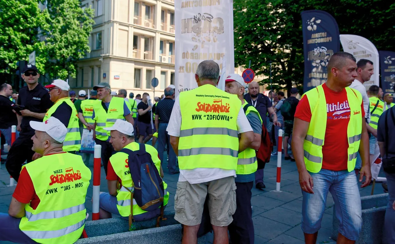 Związkowcy z Jastrzębskiej Spółki Węglowej podczas pikiety przed siedzibą Ministerstwa Energii 