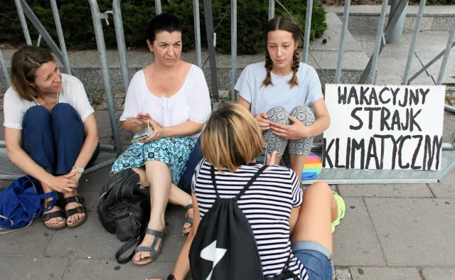 13-latka protestuje przed Sejmem ws. klimatu. Tak odpowiedział na tę akcję premier Morawiecki