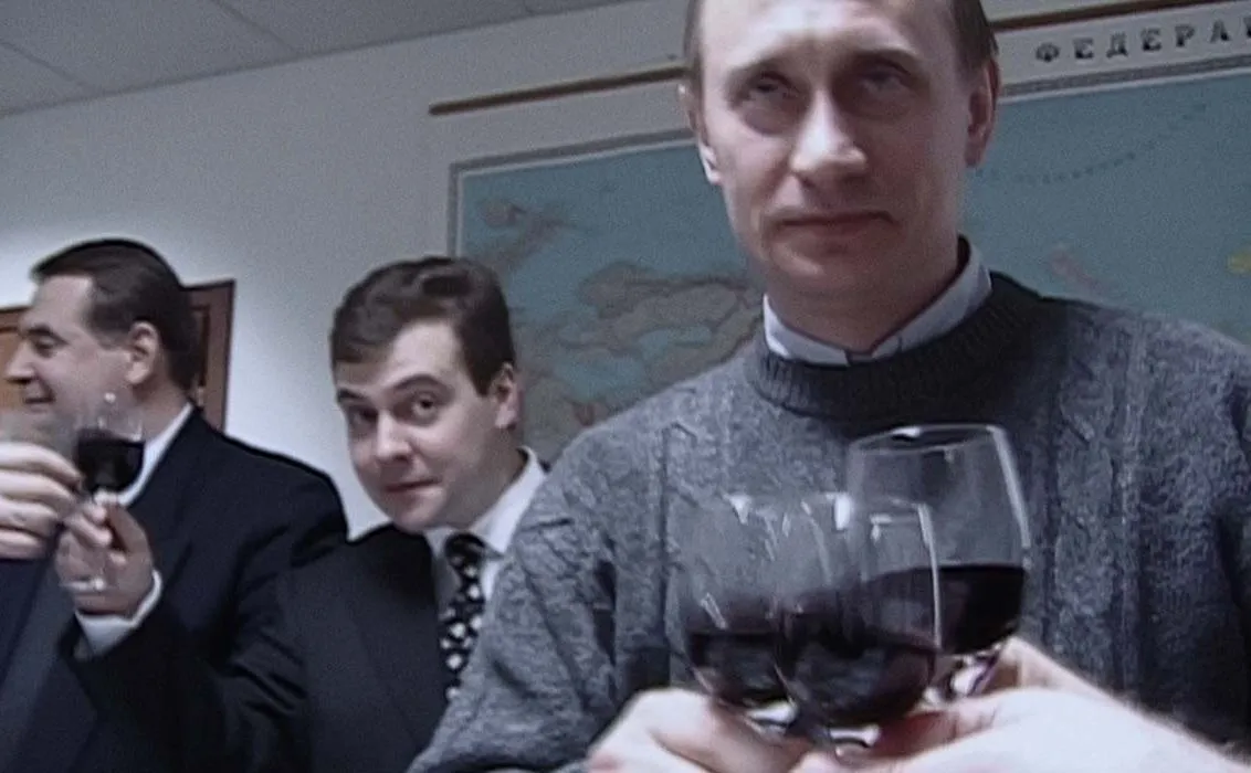 Władimir Putin i szef jego sztabu wyborczego Dmitrij Miedwiediew świętują zwycięstwo