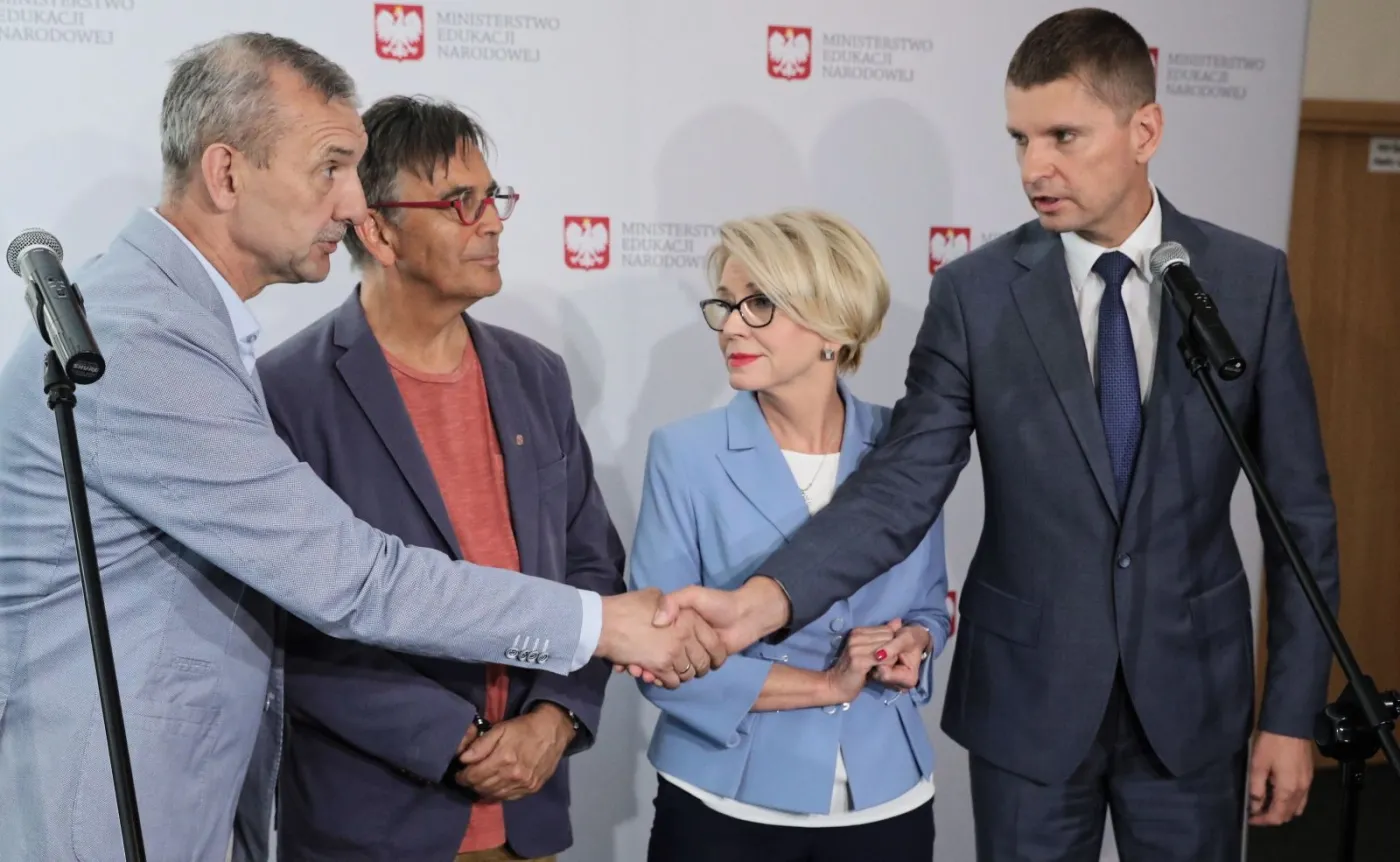 Minister Edukacji Narodowej Dariusz Piontkowski (P), sekretarz stanu w Ministerstwie Edukacji Narodowej Marzena Machałek (2P), wiceprezes ZNP Krzysztof Baszczyński (2L) oraz prezes ZNP Sławomir Broniarz (L) podczas konferencji prasowej po spotkaniu w warszawskim Centrum Partnerstwa Społecznego "Dialog"