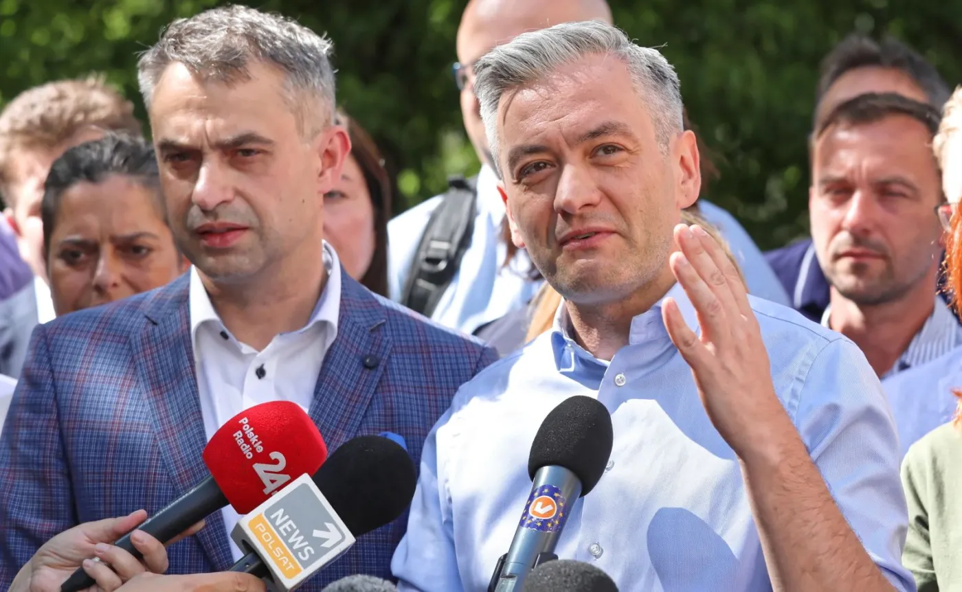 Lider partii Wiosna Robert Biedroń (P) i Krzysztof Gawkowski (L) podczas konferencji, 29 bm. w Warszawie po spotkaniu kierownictwa ugrupowania i struktur regionalnych, nt. stanu rozmów koalicyjnych przed wyborami parlamentarnymi