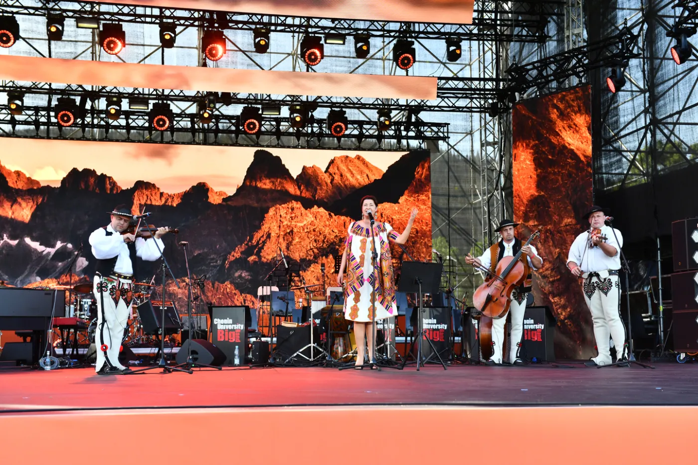 12434846-hanka-rybka-z-zespolem-scena-glowna.jpg