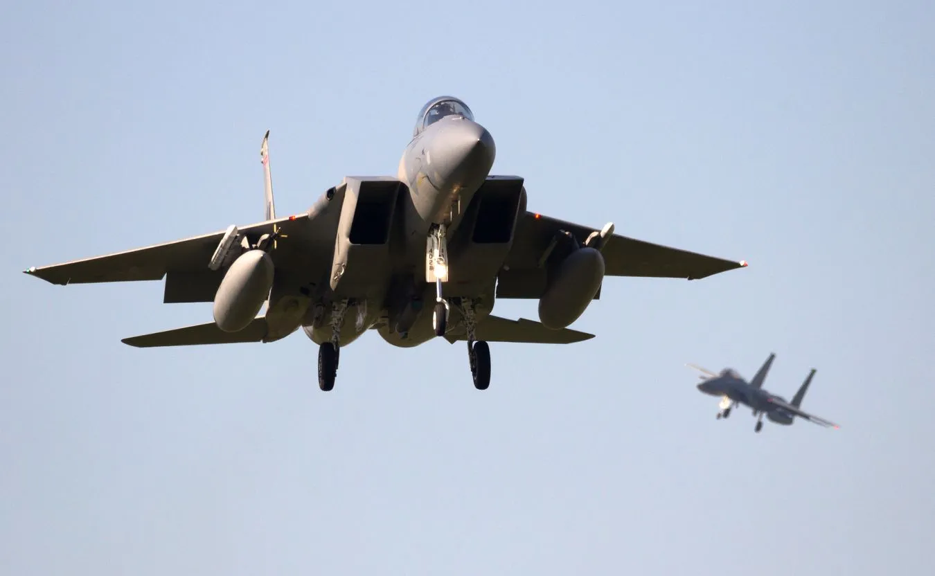 Amerykański myśliwiec F-15 lądował awaryjnie w Powidzu. Do silnika wpadł ptak