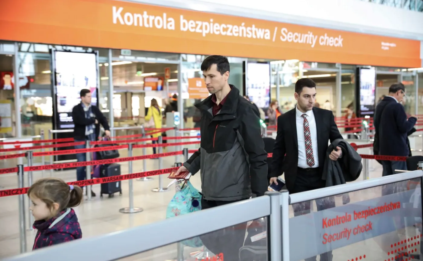 Denis Lisow z córkami przed wylotem do Rosji z warszawskiego lotniska Okęcie