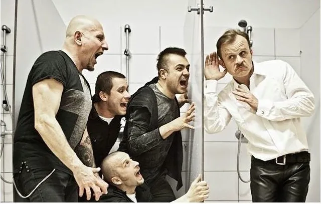 Coma przypomina o sobie teledyskiem "Snajper". "W ramach ogólnoświatowej walki z nudą"