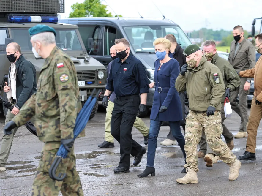 Tego jeszcze nie grali... Ugly shoes na stopach Agaty Dudy. FOTO