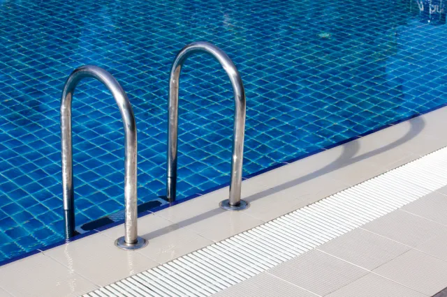 W Barcelonie ​​kobiety mogą pływać topless na miejskich basenach