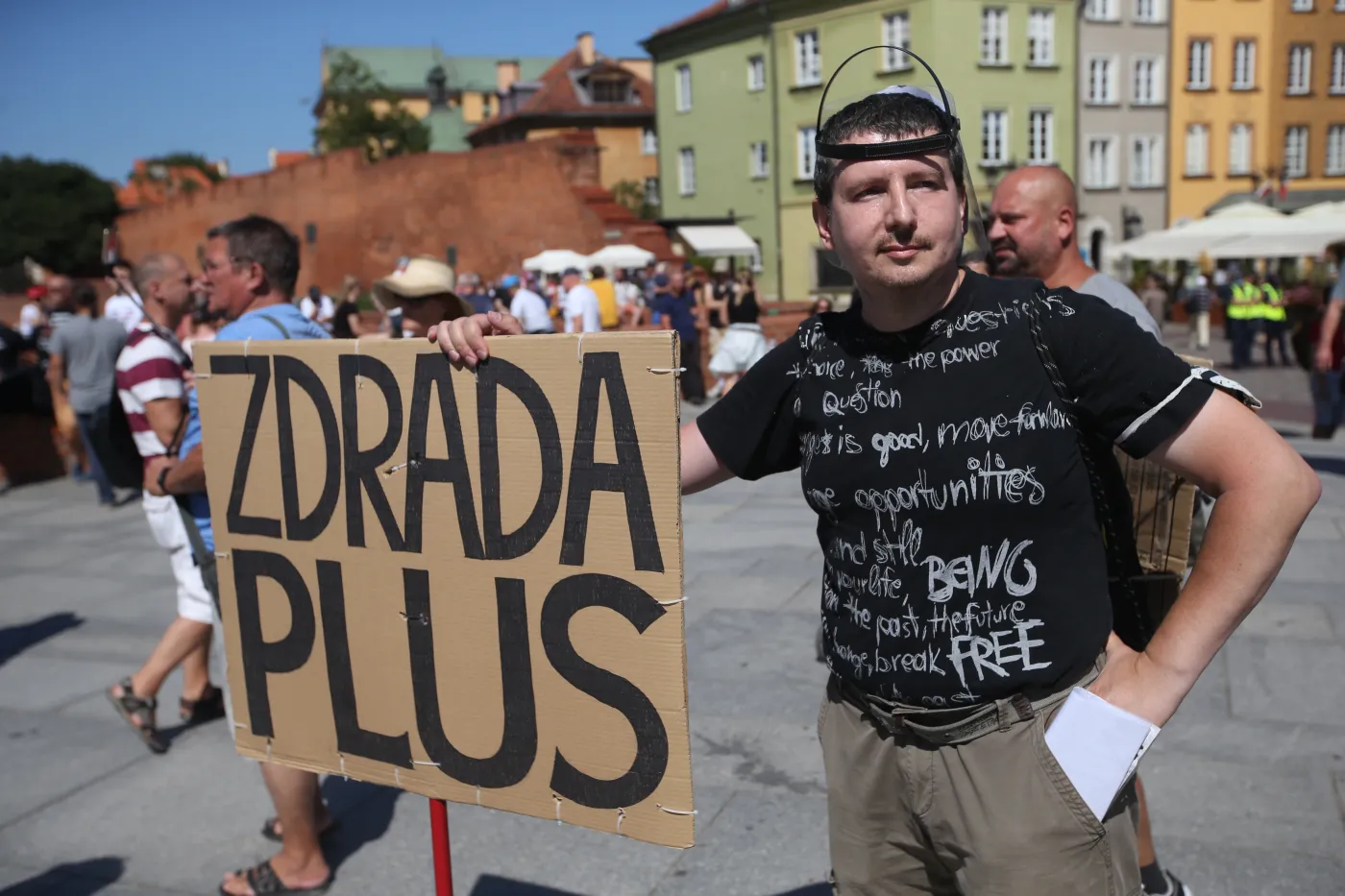 Protest przeciw "koronaściemie" przed Sejmem. "Koronuj Jezusa, nie wirusa"