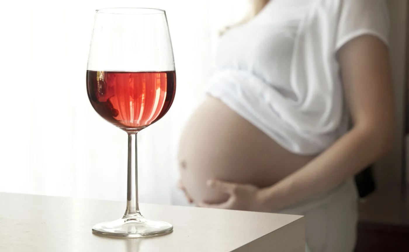 Każda ilość alkoholu szkodzi dziecku! A pije aż 80 proc. Polek w ciąży