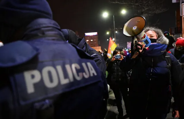 Strajk Kobiet znów na ulicach stolicy. Policja użyła gazu łzawiącego