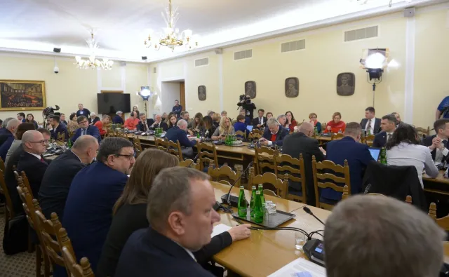PiS odrzucił większość poprawek Senatu. W tym 80 mln zł na psychiatrię dziecięcą