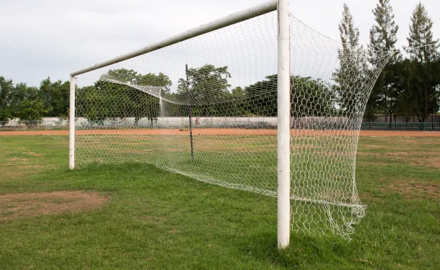 Nie mogli zagrać na swoim boisku, bo ktoś ukradł... bramki. "Do wiosny musimy je odzyskać"