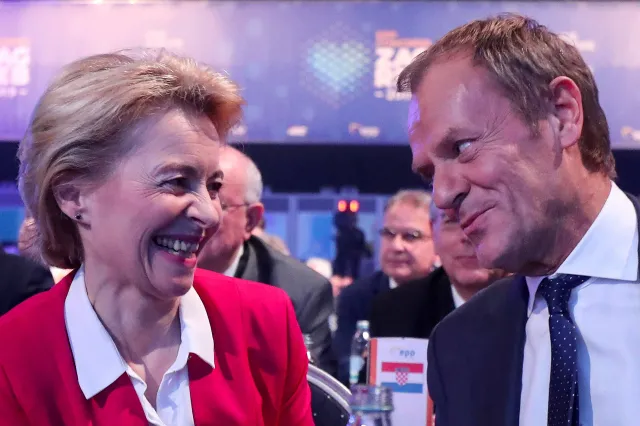 Dlaczego PiS-owi nie spada? Bezmyślny serwilizm opozycji może mieć z tym coś wspólnego [FELIETON]