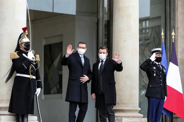 Premier Morawiecki we Francji: Ważne, by Europa działała w pandemii solidarnie