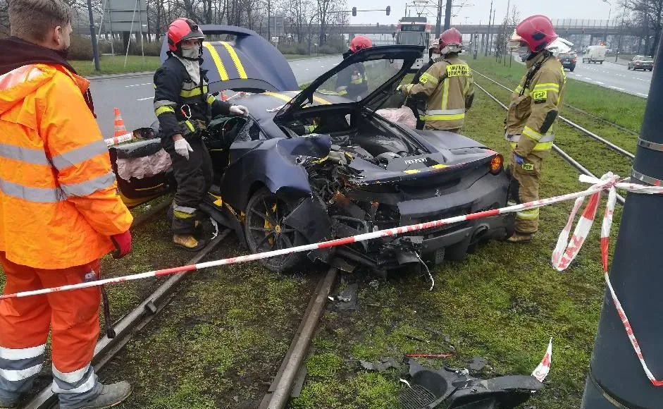Ferrari za ponad 1,3 mln zł roztrzaskał w Łodzi. Co poszło nie tak? [ZDJĘCIA]