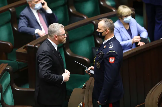 Braun wykluczony z obrad Sejmu za brak maseczki. Ostre słowa marszałek Witek