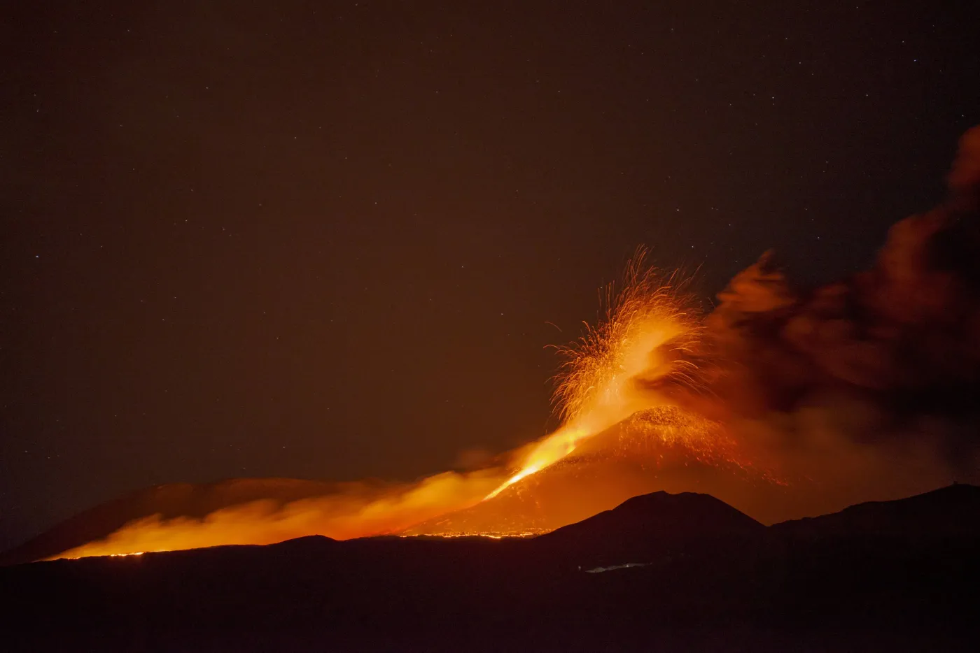 Wulkan Etna uczcił sukces Włochów fajerwerkami i kanonadą