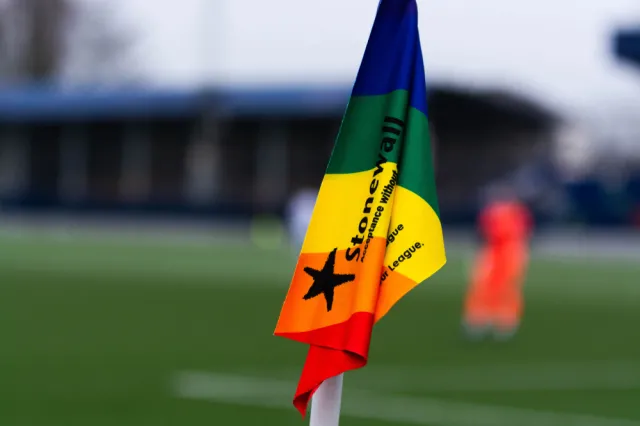 Zakaz okazywania wsparcia osobom LGBT. Czerwona kartka za tęczową opaskę