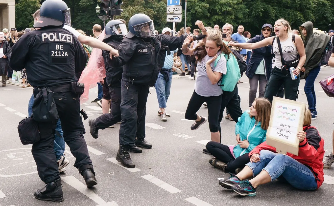Zamieszki w Berlinie podczas nielegalnej demonstracji koronasceptyków