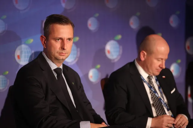"Fakt": Szef PSL i rzecznik ministra zdrowia napadnięci przez antyszczepionkowców