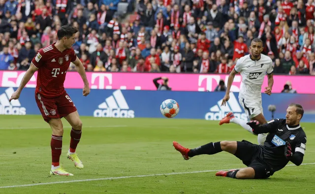Lewandowski znów z golem. Bayern wciąż liderem [WIDEO]