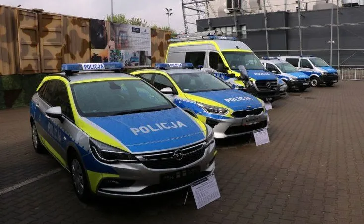 Policja - nowe oznakowanie radiowozów