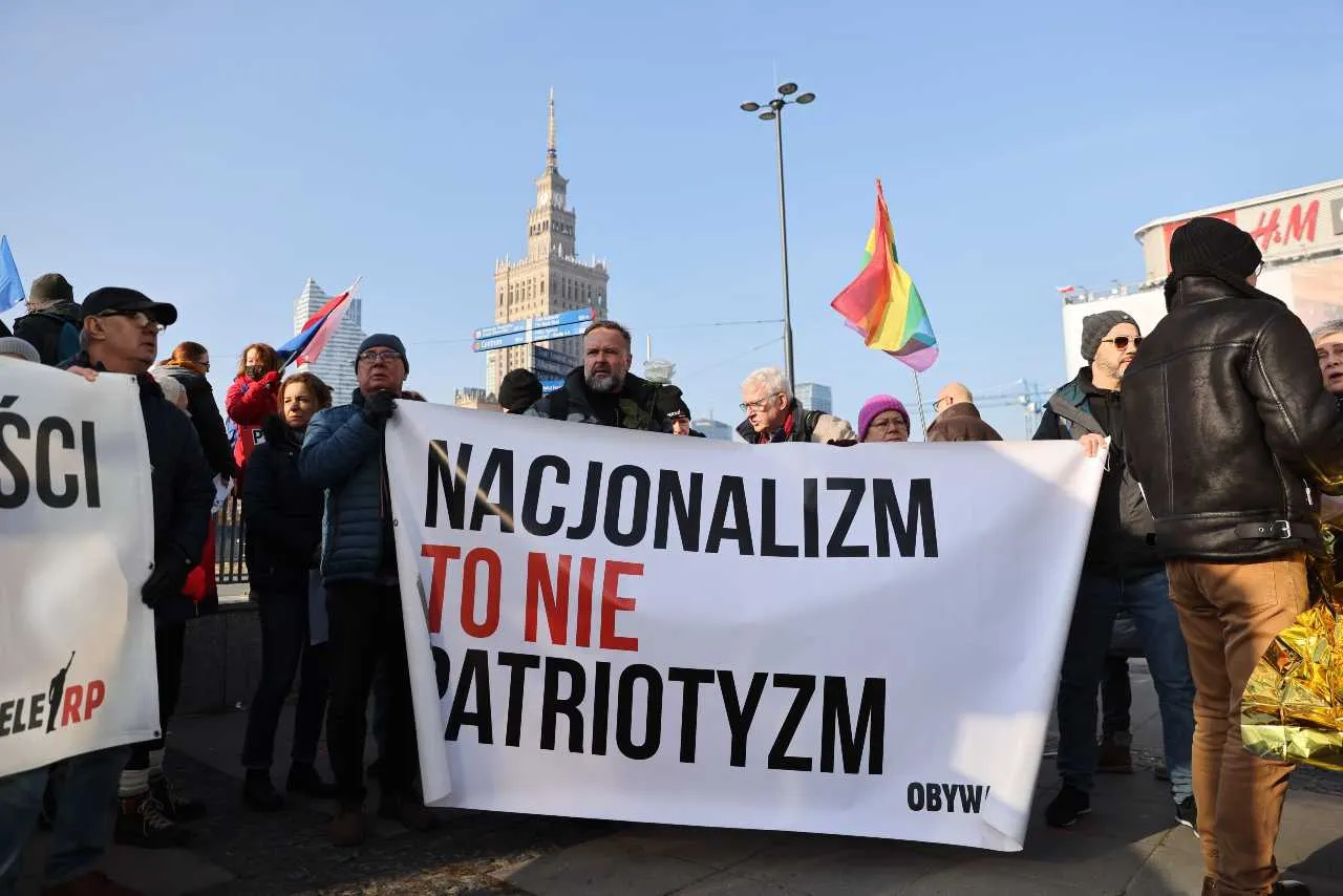 Kilkadziesiąt osób z tęczowymi flagami na rondzie Dmowskiego. "No pasarán"