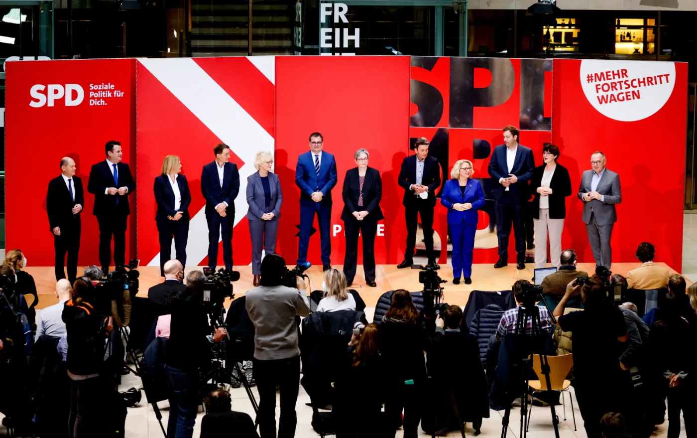 Scholz przedstawił ministrów z SPD. Połowa z nich to kobiety