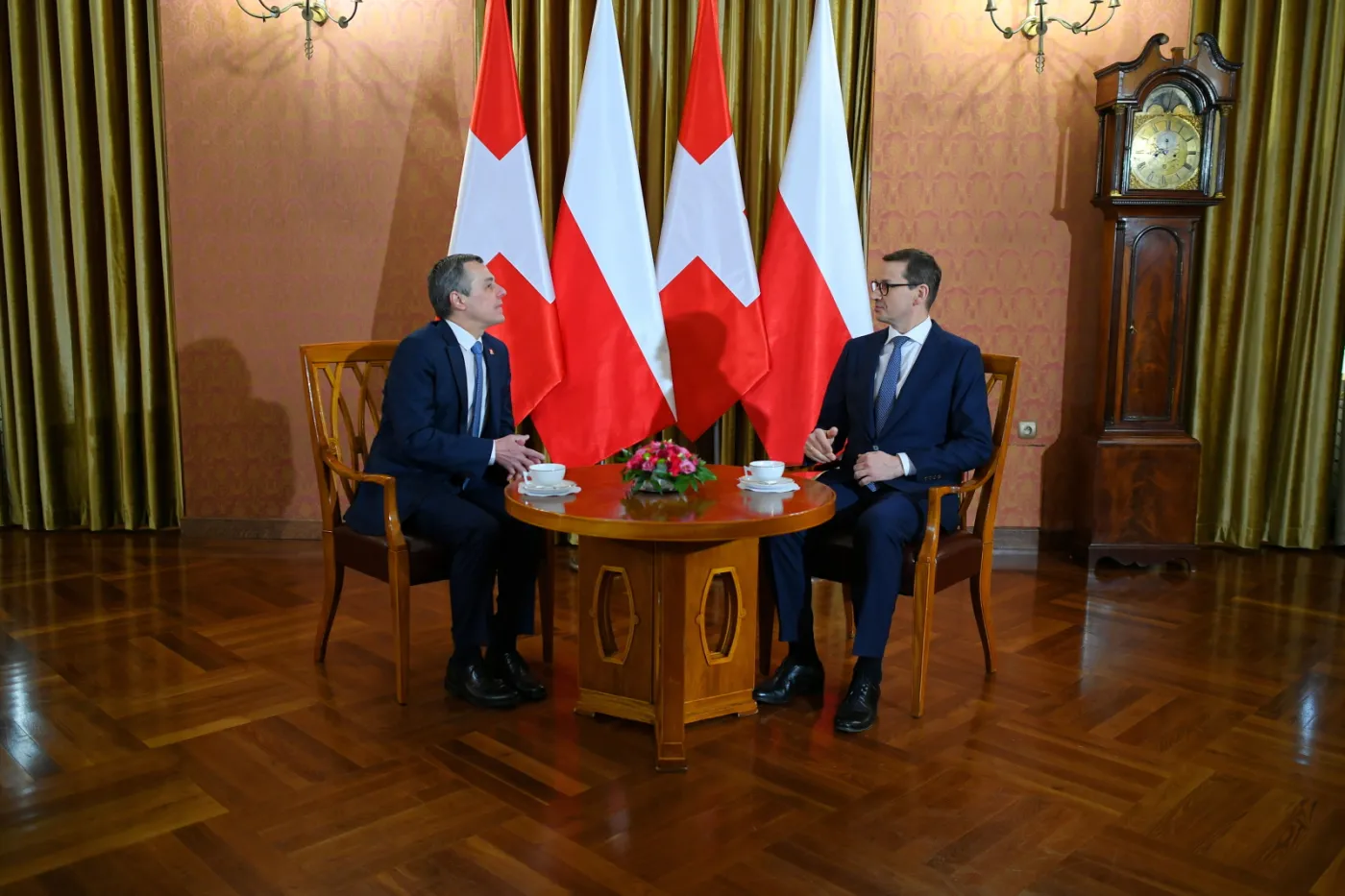 Szwajcaria zamrozi majątki oligarchów? Morawiecki o "odcięciu tlenu od machiny wojennej Putina"