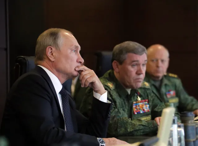Brytyjski wywiad: Putin wyrzuca dwóch generałów. "Gierasimow prawdopodobnie zostaje, ale..."