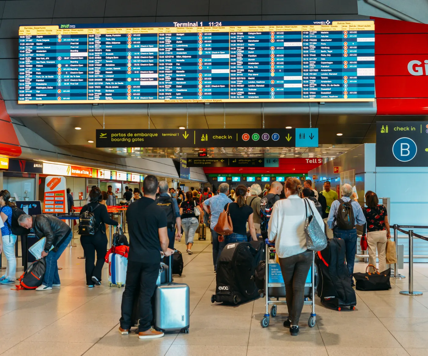 Chaos na lotnisku w Lizbonie. Pasażerowie czekają w kilkugodzinnych kolejkach