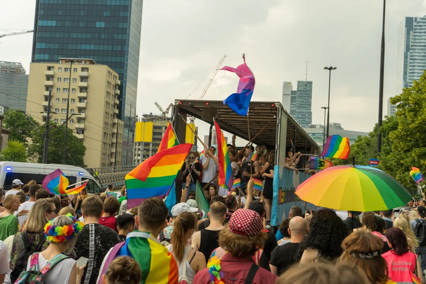 Wizerunek szefa klubu PiS wykorzystany do promowania marszu równości. Radny zawiadamia prokuraturę