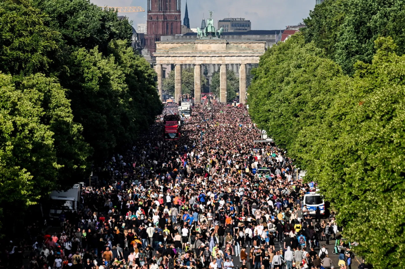 W strugach ulewnego deszczu 20 tys. osób na paradzie techno w Berlinie [FOTO]