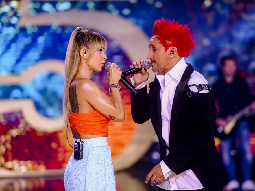 Z boku zwyklak, z przodu eksplozja seksapilu: Doda zawojowała jubileusz Ich Troje. FOTO