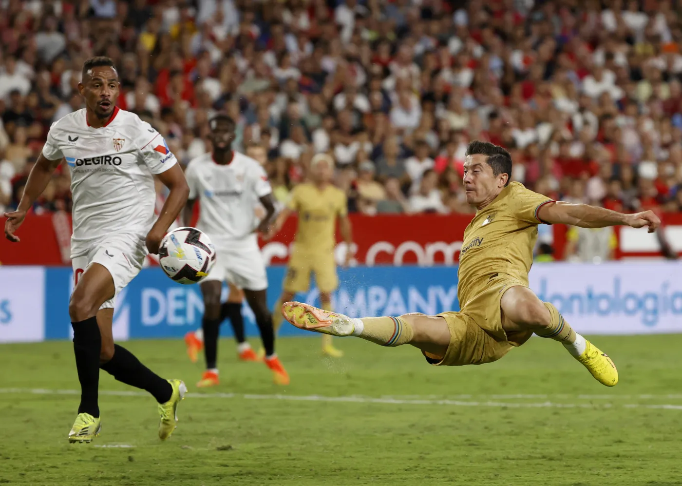 Lewandowski nie zatrzymuje się. Piąty gol Polaka w barwach Barcelony [WIDEO]