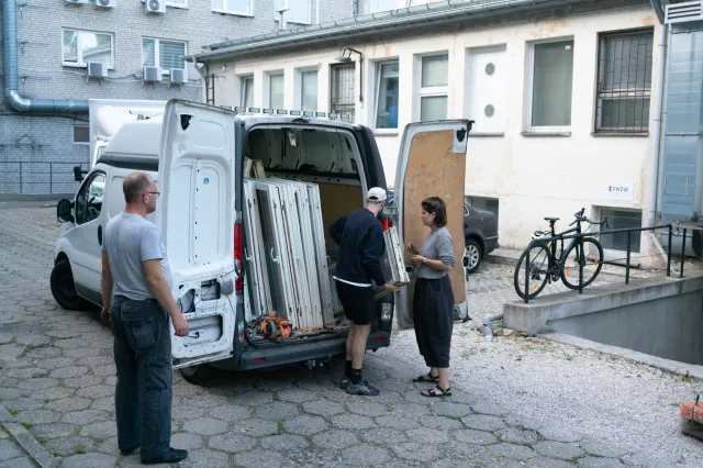 Okna z Polski trafiają na Ukrainę. "Wojna trwa, ale zaczyna się odbudowa"