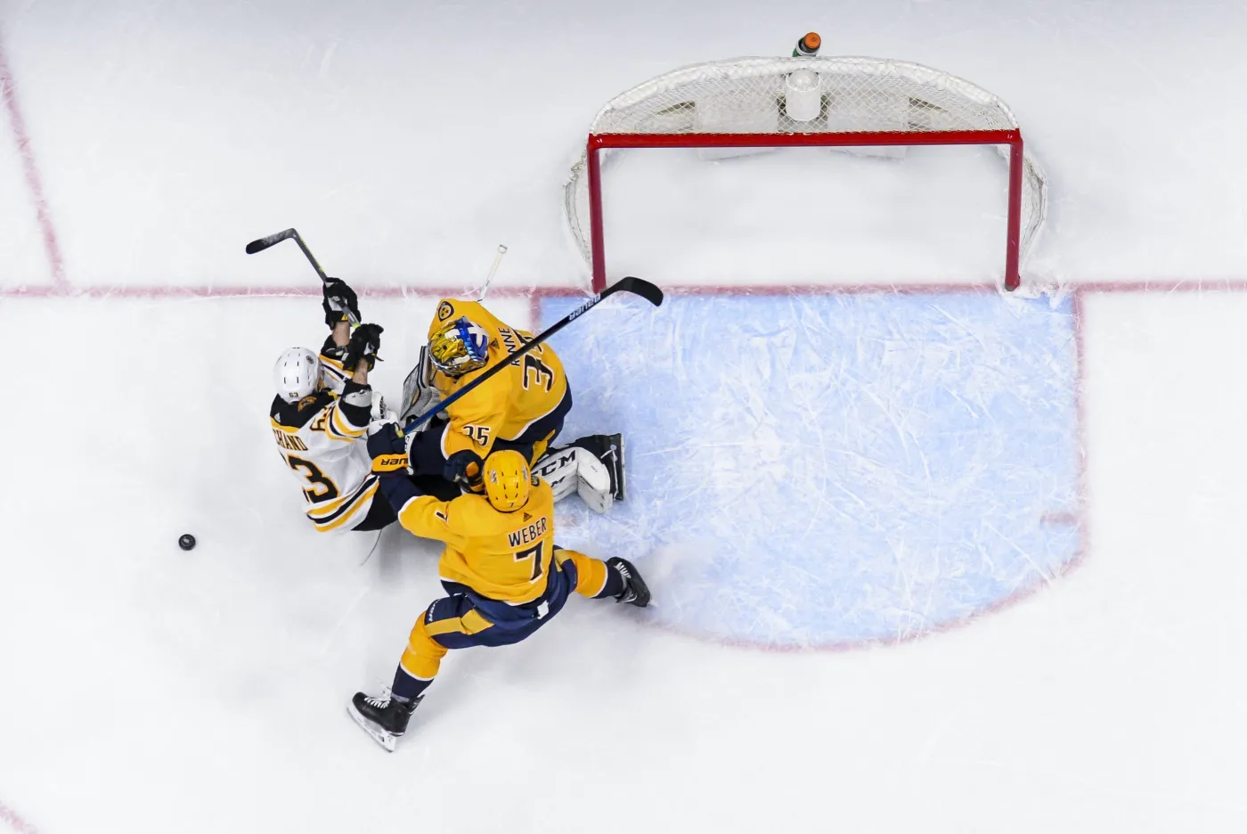 Kiefeer Sherwood zdobywcą pierwszej bramki w nowym sezonie ligi NHL [WIDEO]