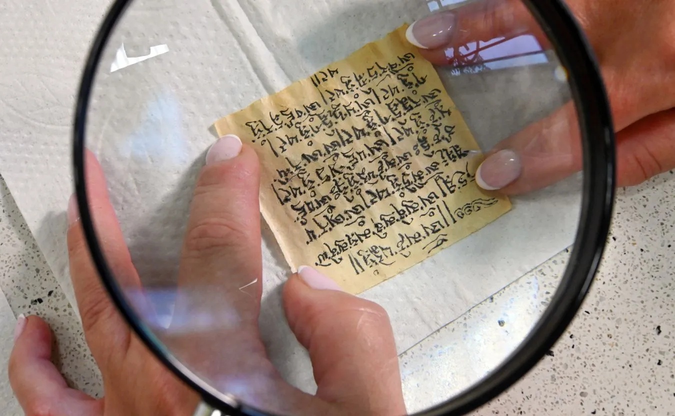 Figurka Buddy w Szczecinie, a w środku... tajemnicze zwoje