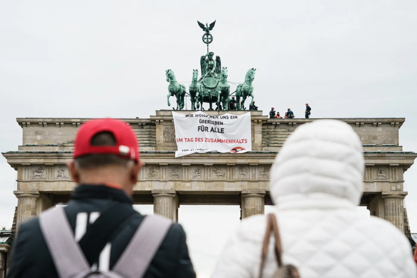 Protest na Bramie Brandenburskiej. Aktywistki przykleiły się do siebie
