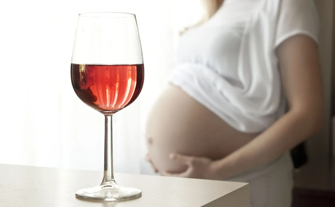Picie nawet małej ilości alkoholu w czasie ciąży zmienia strukturę mózgu dziecka